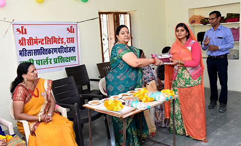 Kit distribution for beauty parlour training